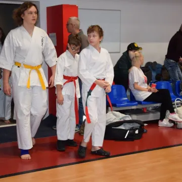 Karatecy na tatami na turnieju w Radomsku