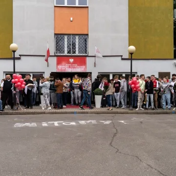 Chlebem i solą powitała społeczność ZSE-E w Radomsku nowego-starego dyrektora