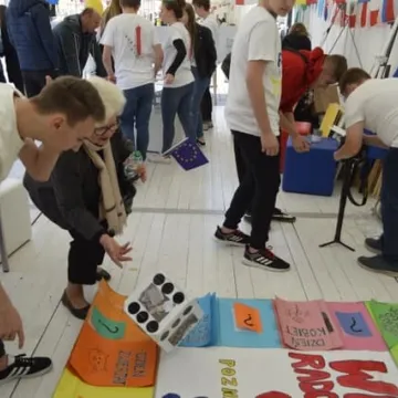 Uczniowie z PSP 7 wzięli udział w Paradzie Schumana