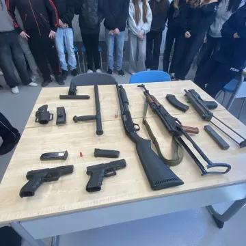 Foto budka, pokazy, poznawanie szkoły. Dzień  Otwarty w ZSP w Kamieńsku