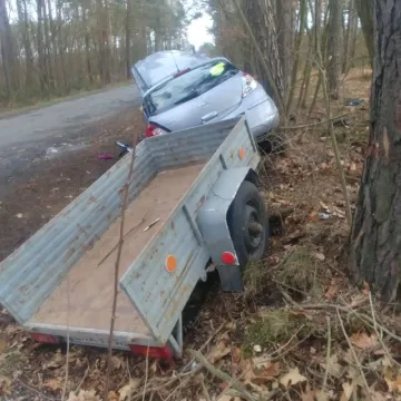 Wyprzedzał kilka samochodów. Stracił panowanie nad pojazdem