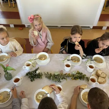 Zajączek ukrył się w PP nr 5 w Radomsku. Dzieci ruszyły na poszukiwania