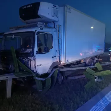 Wystrzeliła opona. Kierowca stracił panowanie nad pojazdem