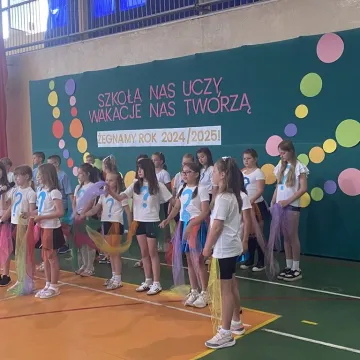 Zasłużone wakacje. Uczniowie „Jedynki” uroczyście zakończyli rok szkolny