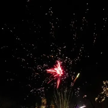 Noworoczne fajerweki na placu 3 Maja