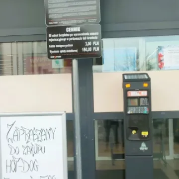 Parking marketu Carrefour w Radomsku tyko z biletem