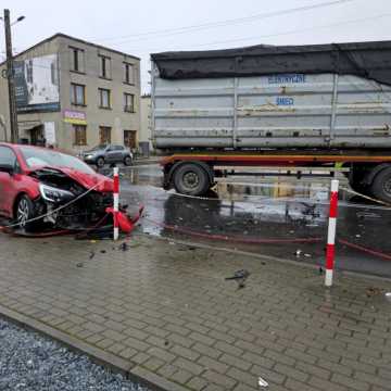 Wypadek w centrum Kamieńska. Droga jest zablokowana