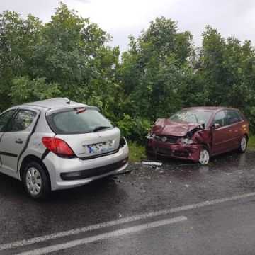 W Orzechówku zderzyły się dwa samochody. W akcji śmigłowiec LPR