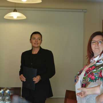Panie z KGW „Myśliwczów” odebrały gratulacje od Zarządu Powiatu Radomszczańskiego