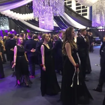 Maturzyści bawią się na studniówkach 