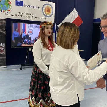 Certyfikaty wręczone, krakowiak zatańczony. Projekt Erasmus w 2 LO podsumowany