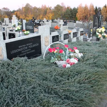 Kamieńsk: Ruch na cmentarzu w przeddzień Wszystkich Świętych