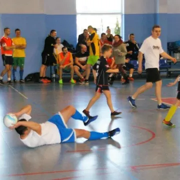 Pomagają małej Zuzi pokonać raka