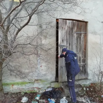 Policjanci i pracownicy MOPS-u uratowali bezdomnego