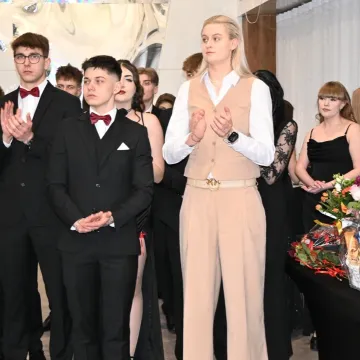 Polonez i odliczanie do matury. Studniówka ZSE w Radomsku