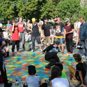 Taneczna wojna na placu 3 Maja