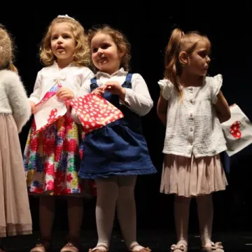 Dzieci z PP nr 9 w Radomsku wystąpiły w MDK dla mamy i taty