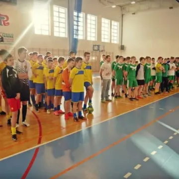 Młodzi piłkarze walczą o puchary