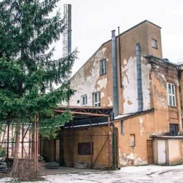 Poszpitalne budynki przy al. Jana Pawła II w Radomsku czekają na nabywcę. Starostwo ogłosiło przetarg