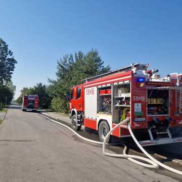 Budynek gospodarczy stanął w płomieniach w Krzywanicach