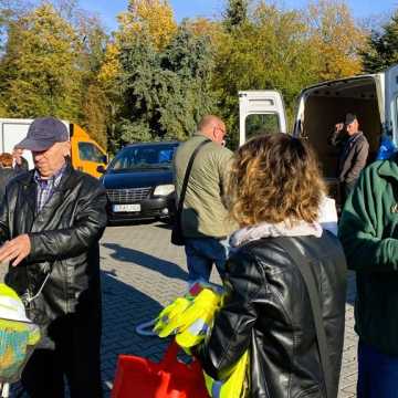 Dla poprawy bezpieczeństwa. Elementy odblaskowe od radomszczańskiej policji i Urzędu Miasta