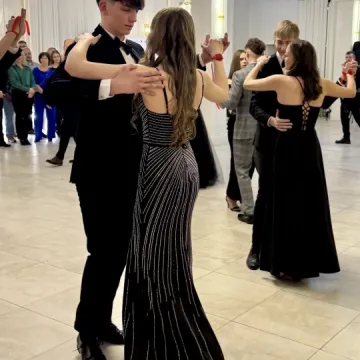 Odliczanie do matury rozpoczęło się eleganckim balem w LO Przedborzu