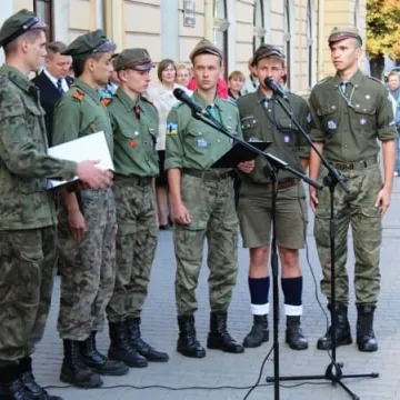 Odsłonięcie tablicy poświęconej żołnierzom KWP