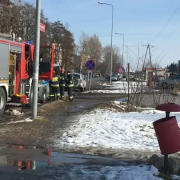 Rozpalili ognisko w opuszczonym parkingu
