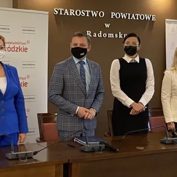 I LO w Radomsku doczeka się nowoczesnego boiska. Wicemarszałek podpisał umowę