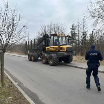 [WIDEO] Incydent na przejeździe kolejowym na ulicy Piłsudskiego w Radomsku: Unieruchomiona laweta z sprzętem leśnym