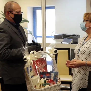 Podziękowania i słodycze dla pielęgniarek i położnych