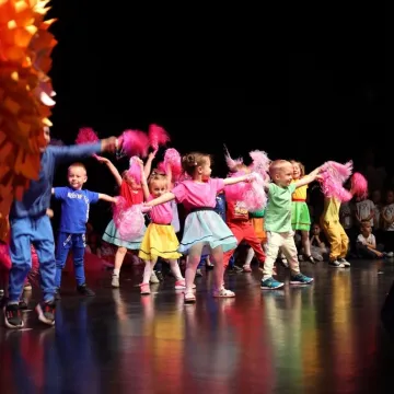 Dzieci z PP nr 9 w Radomsku wystąpiły w MDK dla mamy i taty