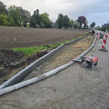 Więcej miejsc parkingowych przy cmentarzu w Kamieńsku już niebawem