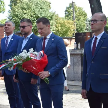 Kwiaty i zaduma w 86. rocznicę wybuchu wojny