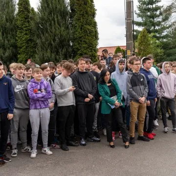 Chlebem i solą powitała społeczność ZSE-E w Radomsku nowego-starego dyrektora