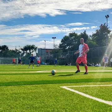 Policjanci w sportowej rywalizacji z uczniami PSP nr 9 w Radomsku