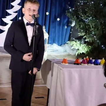 Szkolna sala zamieniła się w koncertową scenę. Noworoczne kolędowanie w Gidlach