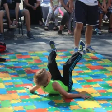 Taneczna wojna na placu 3 Maja