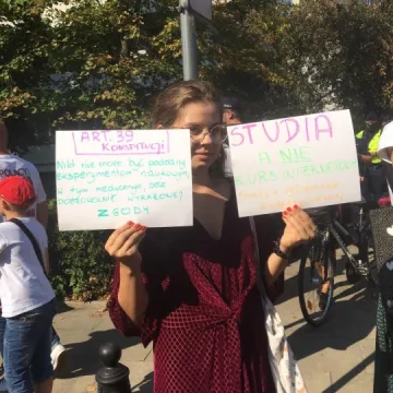 Radomszczanie na marszu „Zakończyć plandemię! Dość kłamstw!”