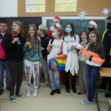 Odblaski od Świętego Mikołaja i policjantów