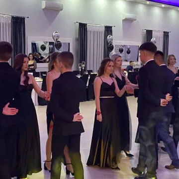 Szampańska zabawa studniówkowa ZSE w Radomsku