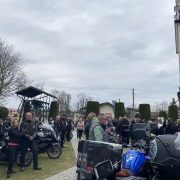 Tłumy motocyklistów i mieszkańców w Strzałkowie. Kolejna Moto Święconka za nami