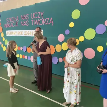 Zasłużone wakacje. Uczniowie „Jedynki” uroczyście zakończyli rok szkolny