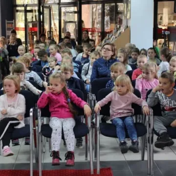 Spotkanie autorskie z Ewą Kaczmarczyk w bibliotece w Radomsku
