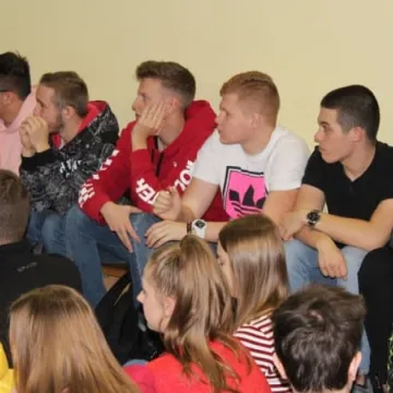 Mówca Łukasz Krasoń motywował uczniów Elektryka