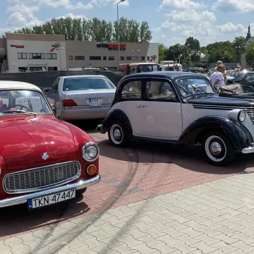 Klasyki zaparkowały w Radomsku. Trwa Auto-Moto Weteran 5