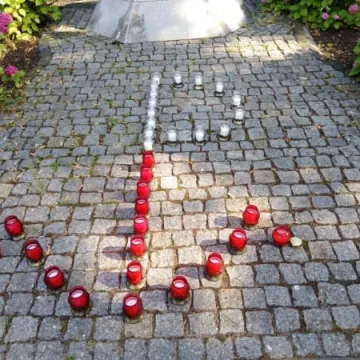 Ku czci powstańcom. Młodzież Wszechpolska i Ruch Narodowy ułożyli kotwicę