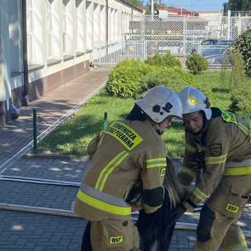 Ewakuacja ZSP 1 w Radomsku. Był pożar, strzały i osoby ranne