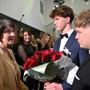 Eleganckie suknie i garnitury. Studniówka uczniów I LO w Radomsku