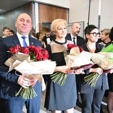 Eleganckie suknie i garnitury. Studniówka uczniów I LO w Radomsku